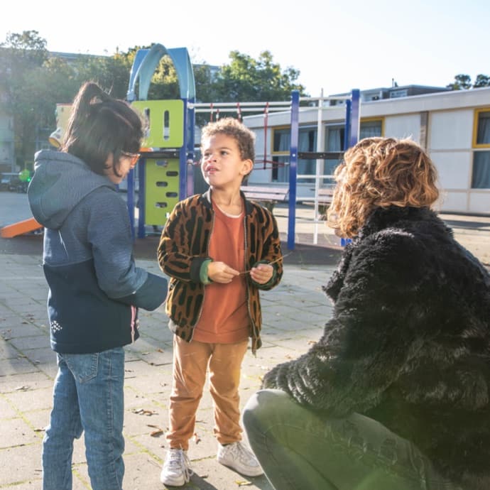 Een juf op het scoolplein