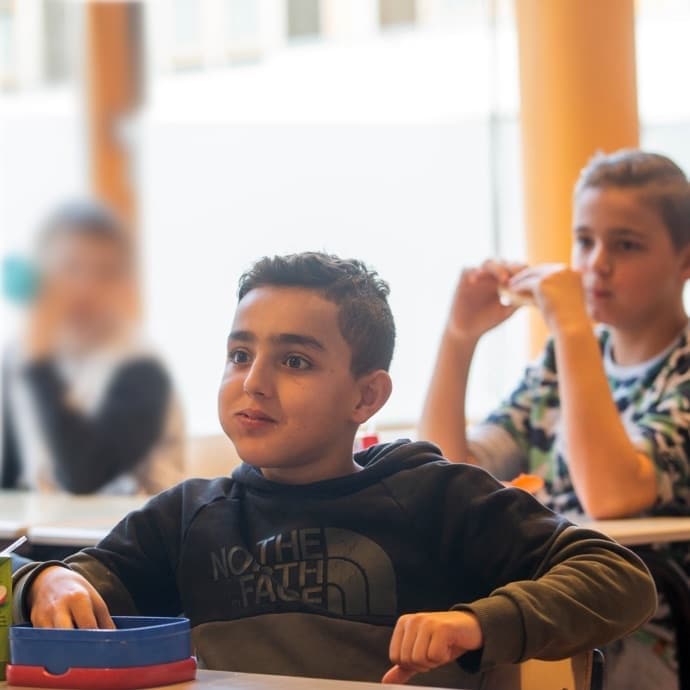 Leerlingen in de klas die lunchen