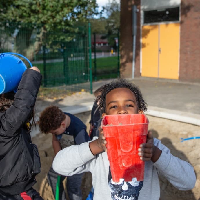 Kinderen die spelen in de zandbak