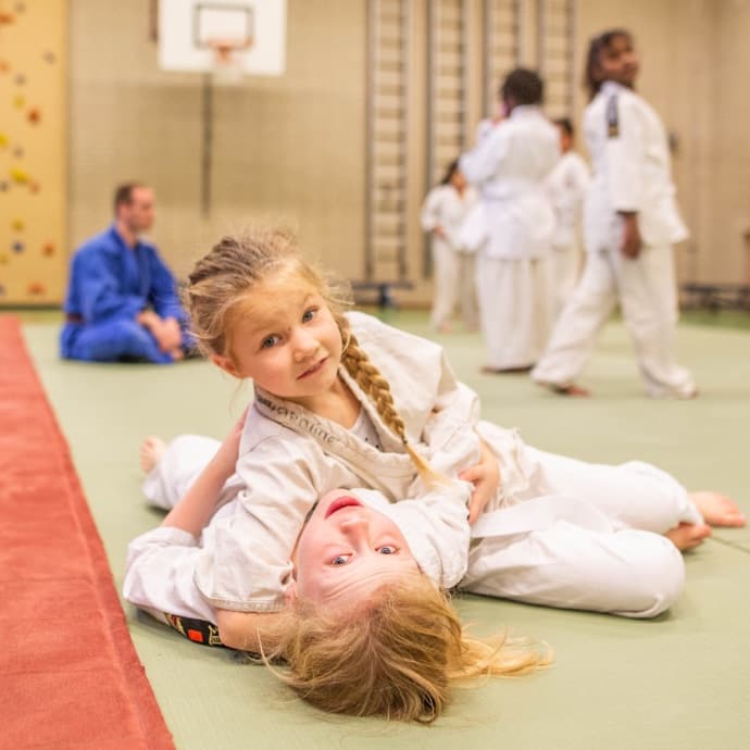 Leerlingen aan het judo'en